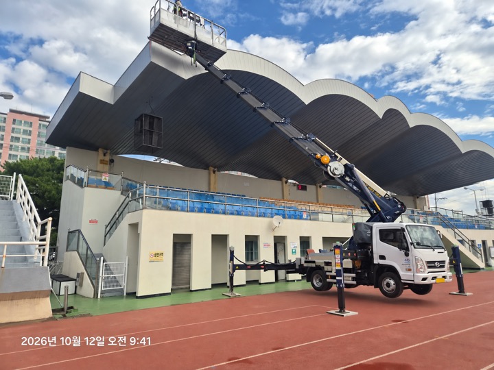 캐노피 주변에 펼쳐진 붐과 작업대 · 사진 0006