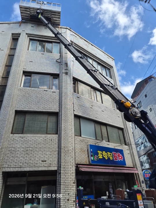 건물 상부를 향한 작업대 · 사진 0052