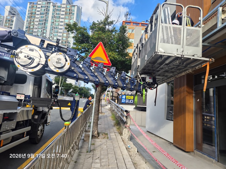보도 주변의 차량과 작업대 · 사진 0060