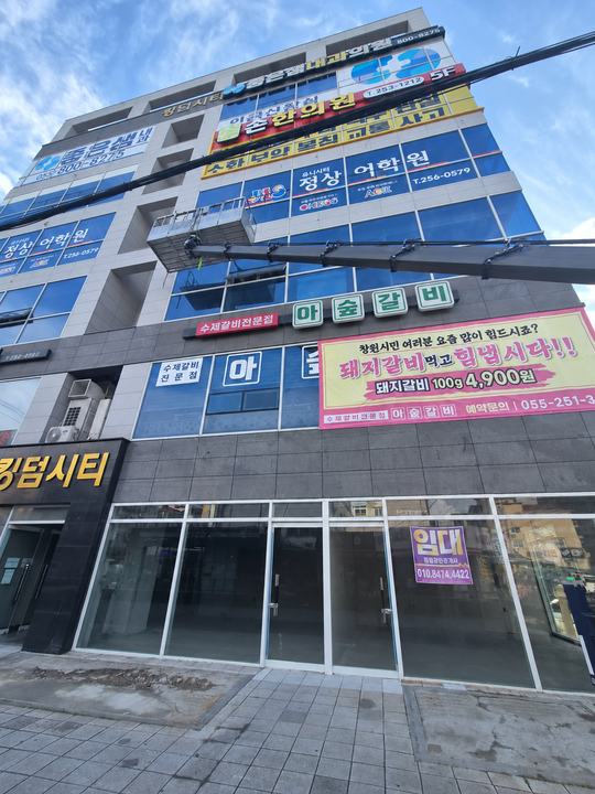 상가 외벽 옆의 작업대 · 사진 0139