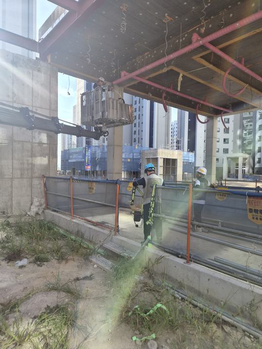 건물 주변의 붐과 작업 공간 · 사진 0154