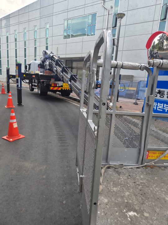 안내 콘이 놓인 차량 주변 · 사진 0157