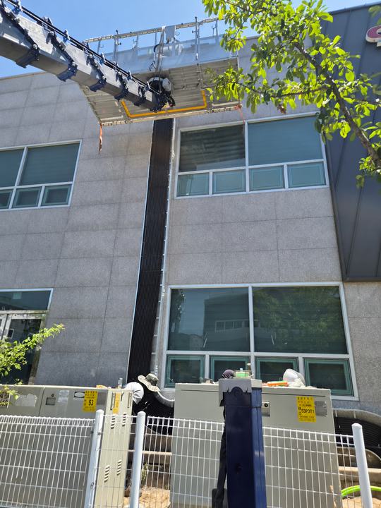 건물 주변의 붐과 작업 공간 · 사진 0169