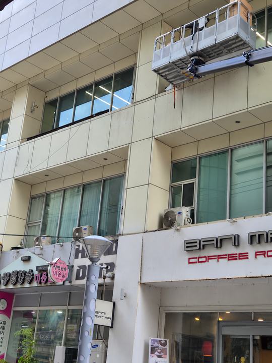 상가 외벽과 작업대 · 사진 0185