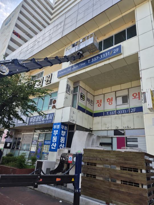 상가 건물 옆으로 뻗은 붐 · 사진 0186