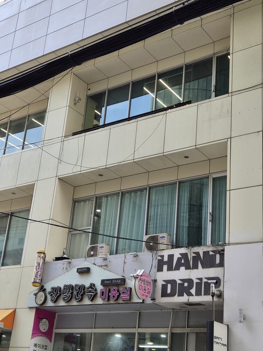 상가 외벽과 작업대 · 사진 0188