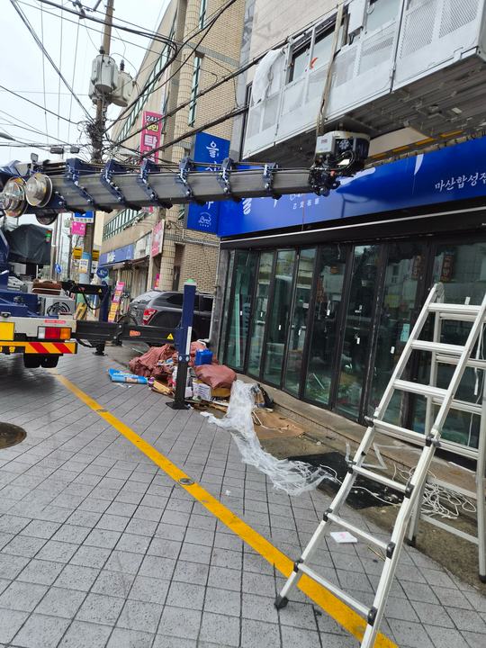 건물 주변의 붐과 작업 공간 · 사진 0249