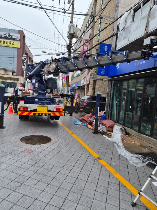 건물 주변의 붐과 작업 공간 · 사진 0250